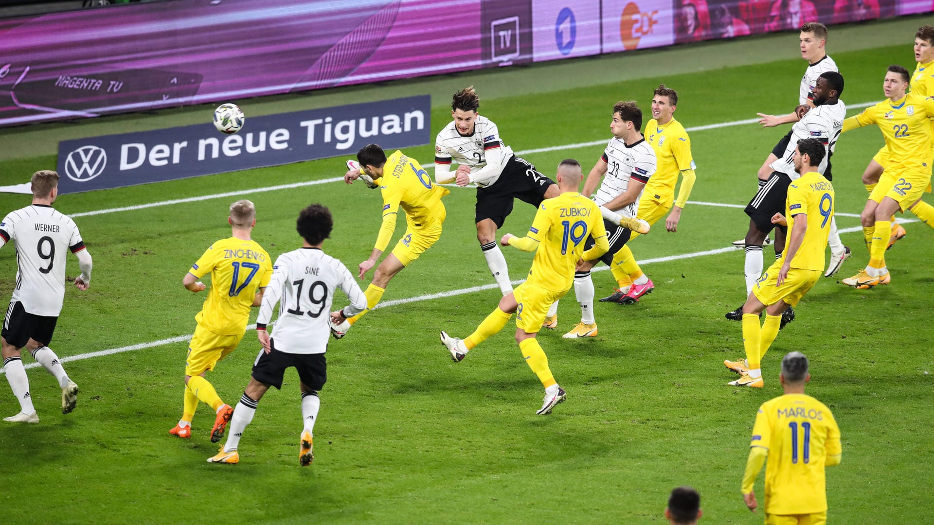 Mitten im Getümmel: DFB-Verteidiger Robin Koch (M.) beim Kopfball im Strafraum der Ukraine.