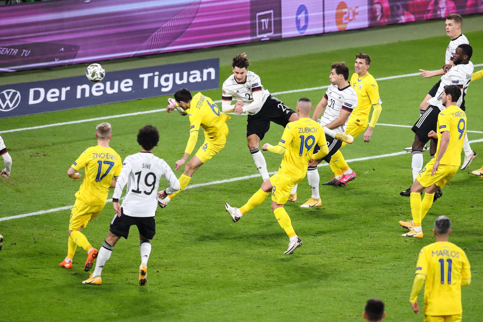 Mitten im Getümmel: DFB-Verteidiger Robin Koch (M.) beim Kopfball im Strafraum der Ukraine.