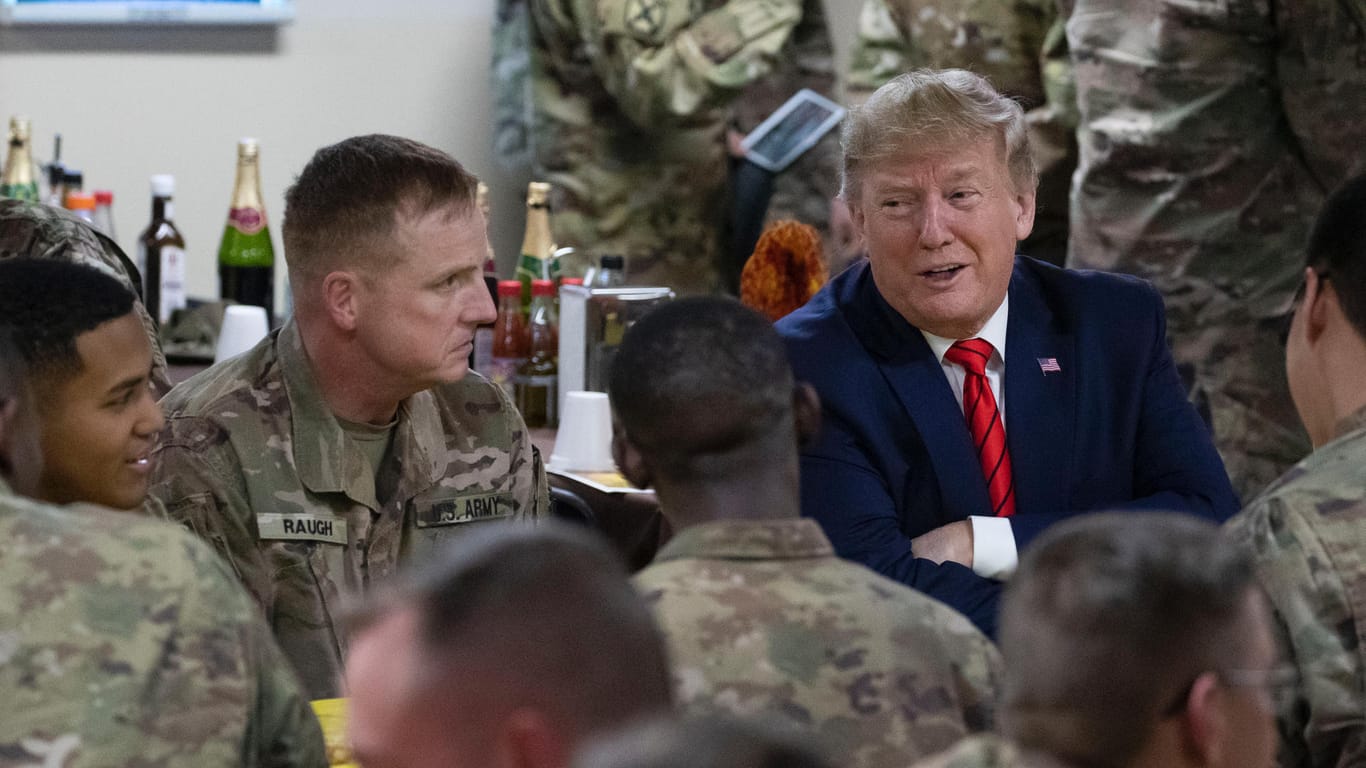 Donald Trump besucht amerikanische Truppen auf der Bagram Air Base: Der noch amtierende US-Präsident will vor dem Ende seiner Amtszeit im Januar nach übereinstimmenden Medienberichten die Zahl der US-Truppen im Ausland weiter reduzieren.