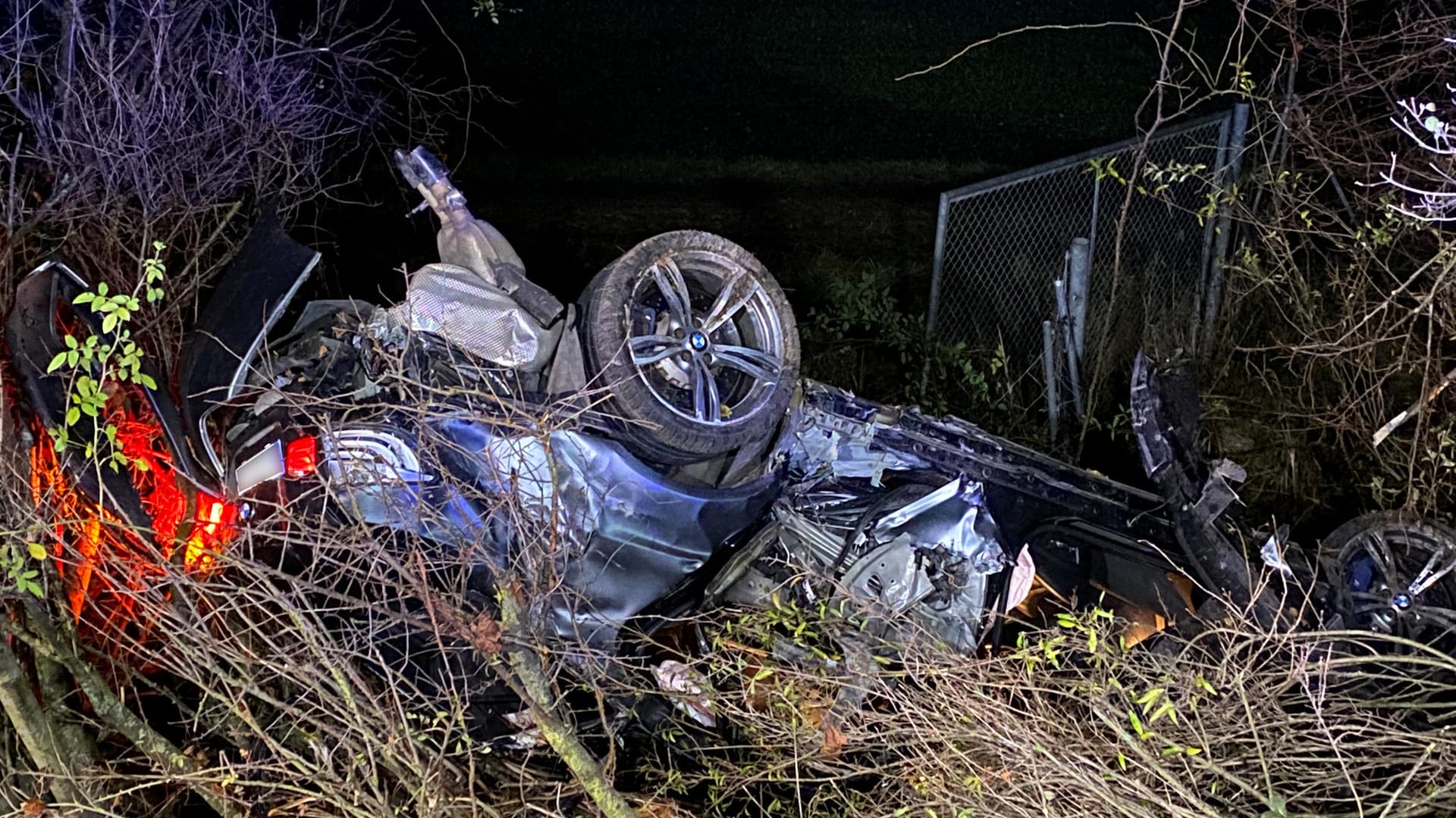 Ein Fahrzeug liegt nach einem Unfall auf dem Dach neben der Fahrbahn: Ein Toter und drei Verletzte bei Unfall nahe Eching.