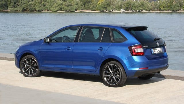 Schräg am Heck: So rollte Skoda den kombiartigen Rapid Spaceback vor.