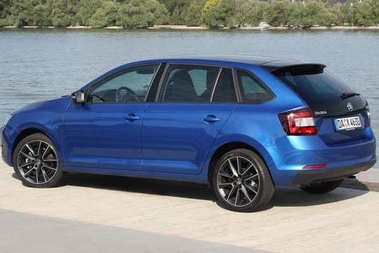 Schräg am Heck: So rollte Skoda den kombiartigen Rapid Spaceback vor.