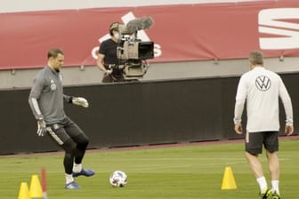 Deutschlands Torhüter Manuel Neuer (l) bereitet sich beim Abschlusstraining des DFB-Teams in Sevilla auf das Spiel gegen Spanien vor.