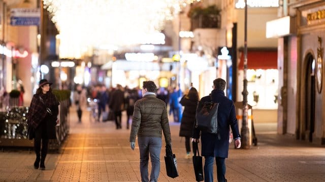 Letzte Einkäufe in der Wiener Innenstadt: Ab sofort sind wieder fast alle Geschäfte zu. Letzte Einkäufe in der Wiener Innenstadt: Ab sofort sind wieder fast alle Geschäfte zu.
