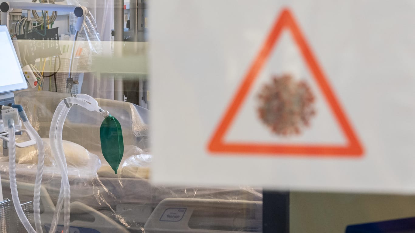 Ein Intensivbett mit Beatmungseinheit steht auf einer Corona-Station in einer Klinik (Symbolbild): Das RKI hat mehr als 14.000 neue Corona-Fälle binnen 24 Stunden gemeldet