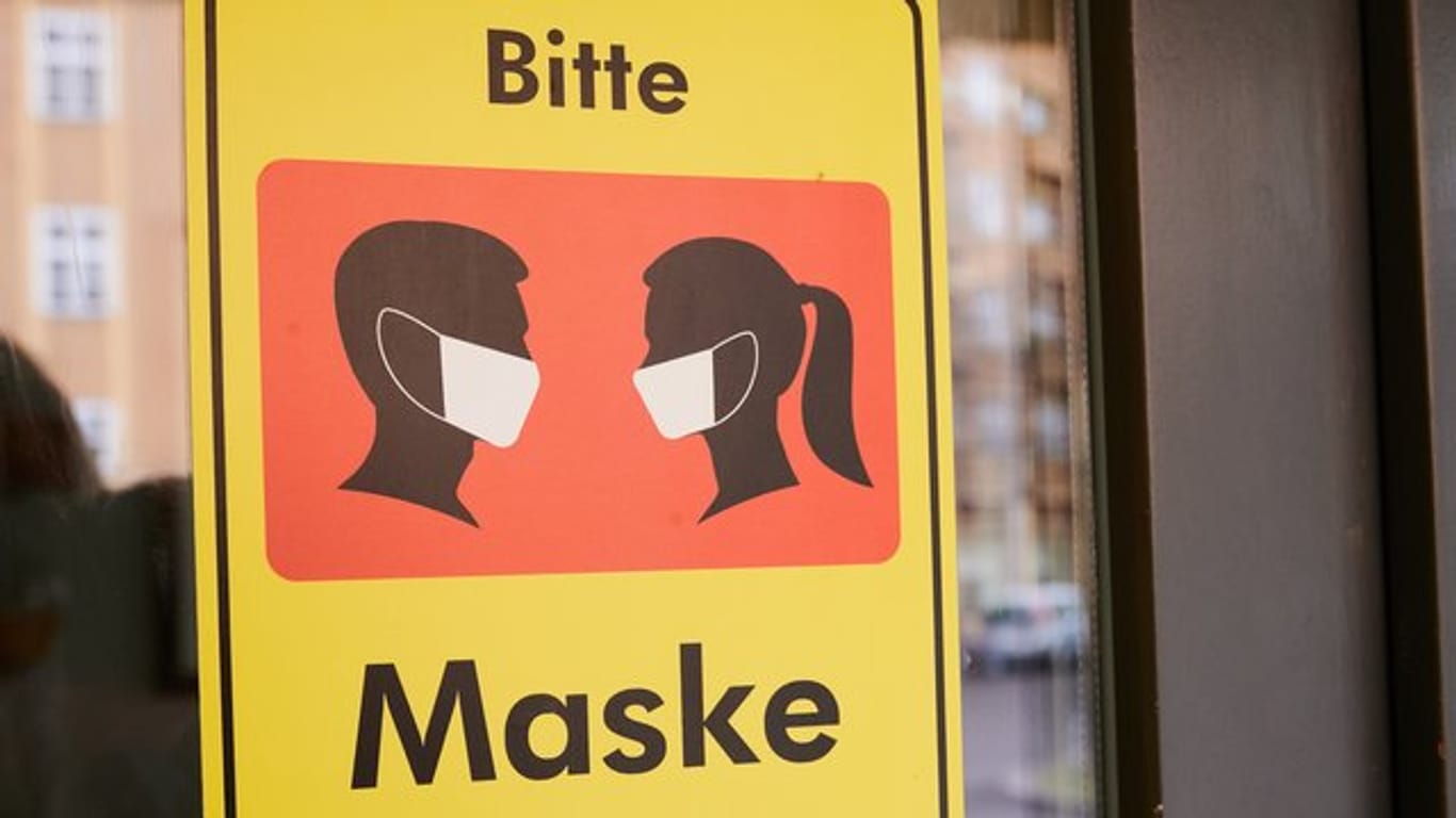 Wer einen geschlossenen Raum betritt, muss Maske tragen.
