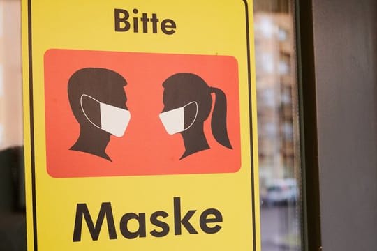 Wer einen geschlossenen Raum betritt, muss Maske tragen.