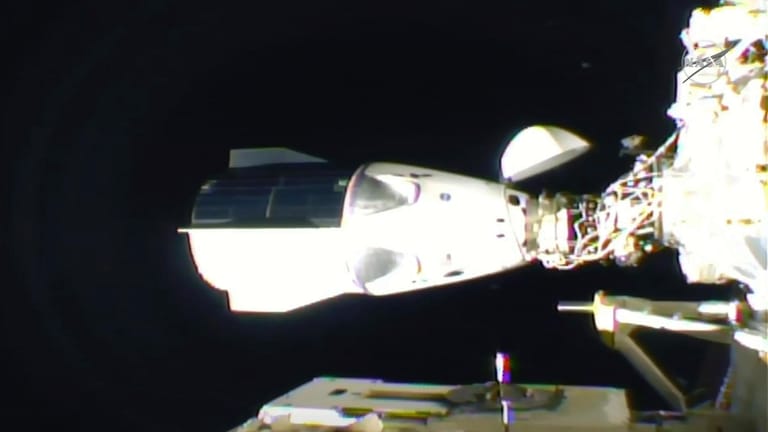 "SpaceX Dragon": Die Kapsel dockt an der ISS an.