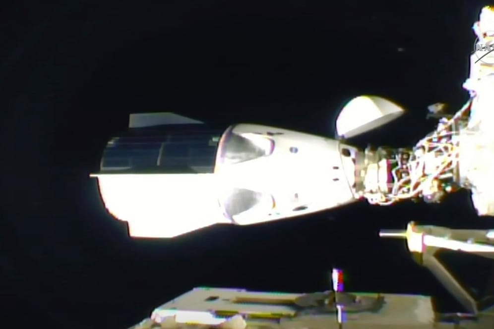 "SpaceX Dragon": Die Kapsel dockt an der ISS an.