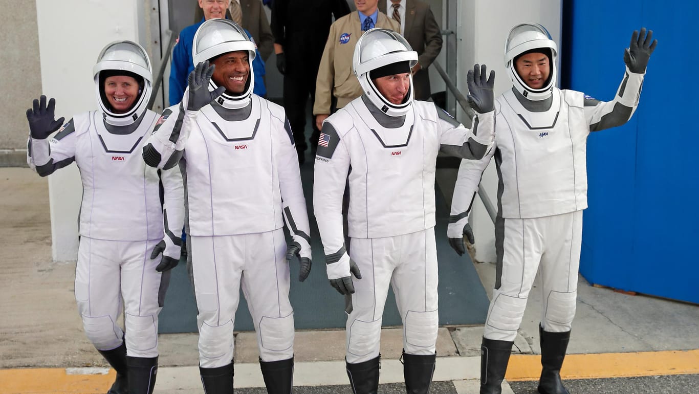 NASA Astronauten: Die Amerikaner Shannon Walker, Victor Glover Michael Hopkins und der Japaner Soichi Noguchi (v.l.) auf dem Weg zur Rakete.