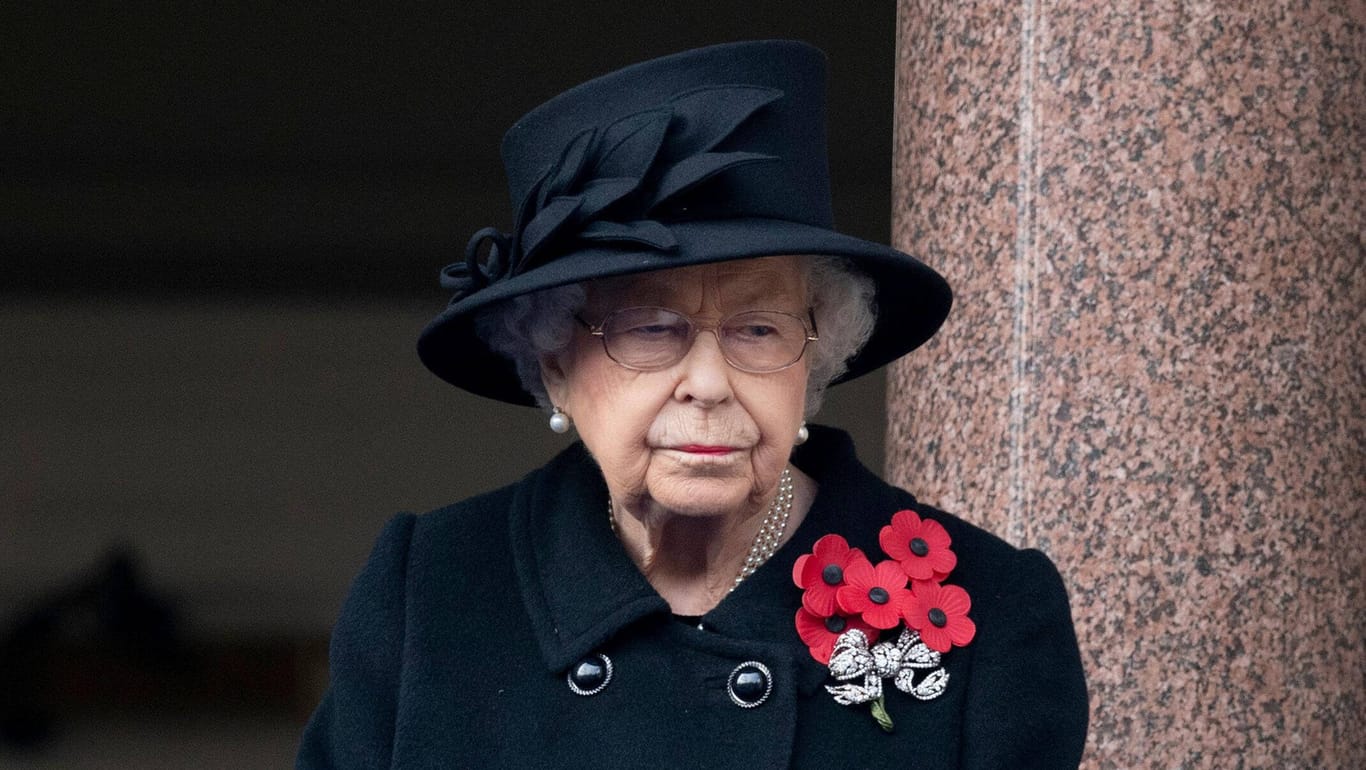 Not amused – die britische Königin Elizabeth II bei einem Auftritt am 8. November 2020: Sie wurde von einem französischen Radiosende für tot erklärt.
