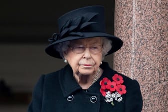 Not amused – die britische Königin Elizabeth II bei einem Auftritt am 8. November 2020: Sie wurde von einem französischen Radiosende für tot erklärt.