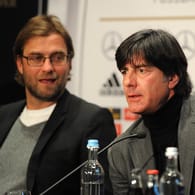 Trainer unter sich: Jürgen Klopp (l.) trainiert aktuell noch den FC Liverpool, Jogi Löw ist aktuell Coach der Nationalmannschaft.