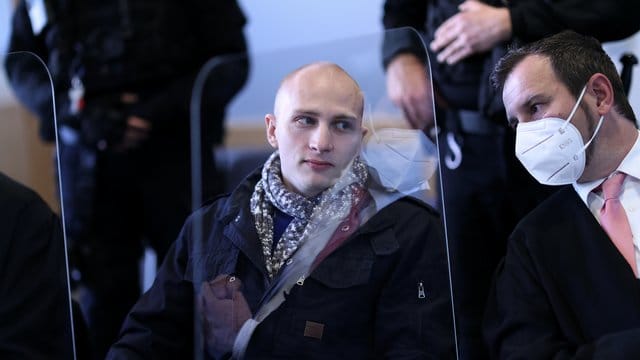 Verteidiger Thomas Rutkowski (r) unterhält sich mit dem Angeklagten Stephan Balliet. Verteidiger Thomas Rutkowski (r) unterhält sich mit dem Angeklagten Stephan Balliet.
