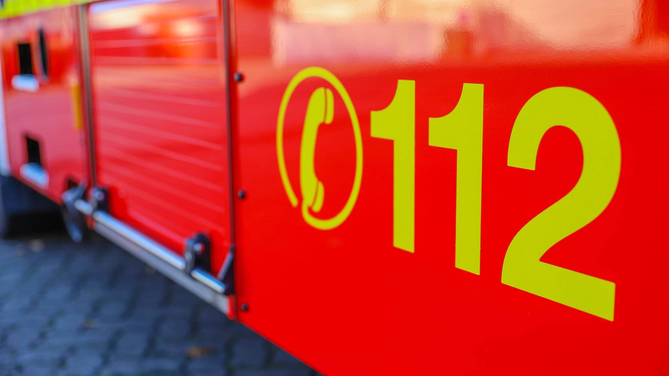 Einsatzfahrzeug der Feuerwehr Karlsruhe (Symbolbild): In einem Wohnhaus ist ein Feuer ausgebrochen.