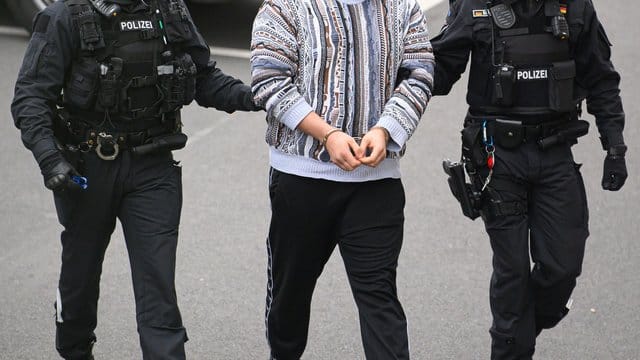 Ein verdächtiger Mann (M) im Fall um den Kunstdiebstahl im Grünen Gewölbe wird von Polizisten in das Gebäude des Oberlandesgerichts Dresden geführt. Ein verdächtiger Mann (M) im Fall um den Kunstdiebstahl im Grünen Gewölbe wird von Polizisten in das Gebäude des Oberlandesgerichts Dresden geführt.
