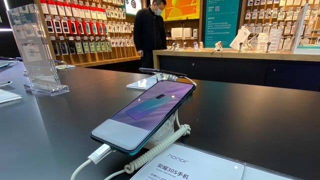 Ein Honor-Smartphone wird zum Verkauf ausgestellt.