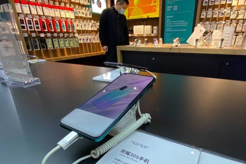 Ein Honor-Smartphone wird zum Verkauf ausgestellt.