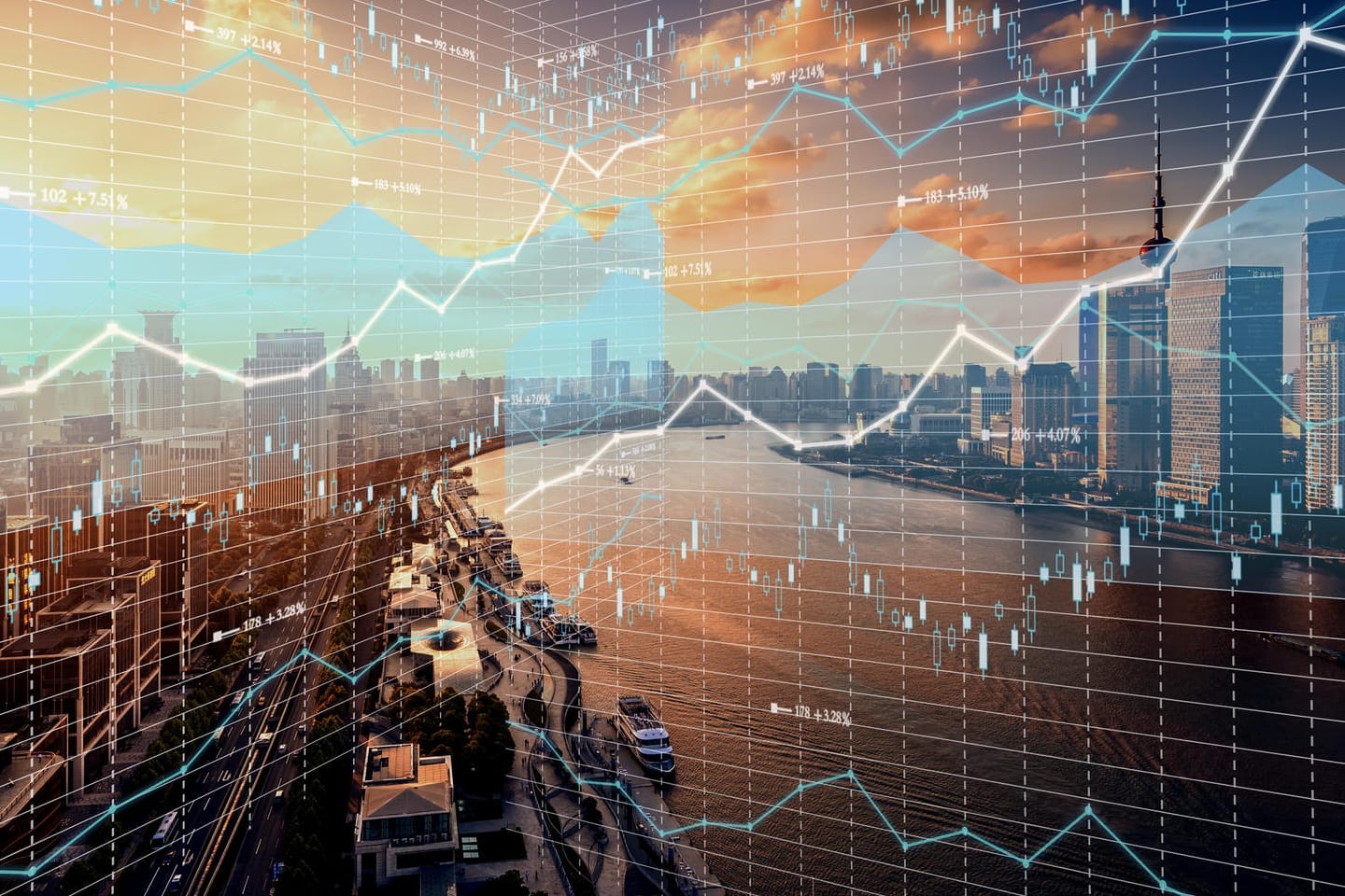Börsen-Graphen vor Skyline von Shanghai (Symbolbild): Wer langfristig investiert, sitzt Kursschwankungen einfach aus. Börsen-Graphen vor Skyline von Shanghai (Symbolbild): Wer langfristig investiert, sitzt Kursschwankungen einfach aus.