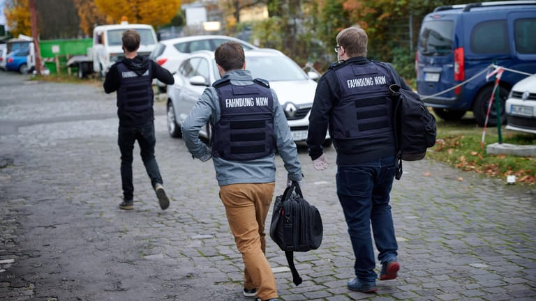 Ermittler verlassen ein Objekt: In Köln hat es Durchsuchungen wegen Drogenhandels gegeben.