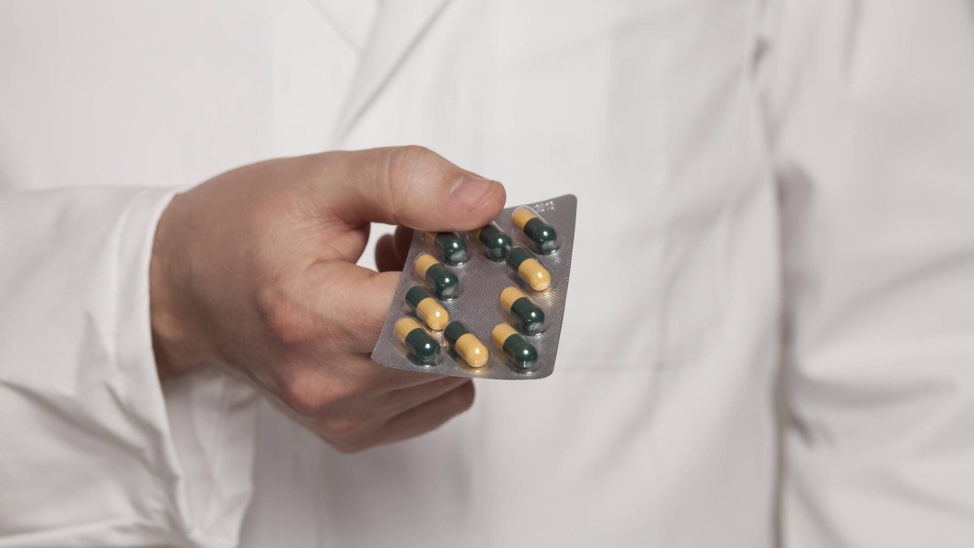 Behandlungskosten: Nur wenn Medikamente für eine Erkrankung zugelassen sind, müssen Krankenkassen in der Regel die Kosten dafür übernehmen. Behandlungskosten: Nur wenn Medikamente für eine Erkrankung zugelassen sind, müssen Krankenkassen in der Regel die Kosten dafür übernehmen.