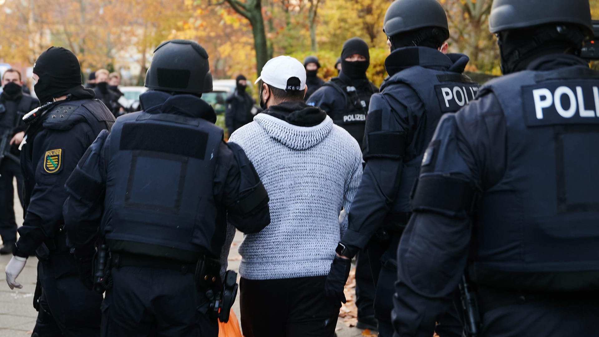 Polizeibeamte bringen bei einem Einsatz in der Gitschiner Straße eine Person zur Identitätsprüfung: Die Polizei hat im Zusammenhang mit dem Einbruch im Grünen Gewölbe mehrere Verdächtige festgenommen.