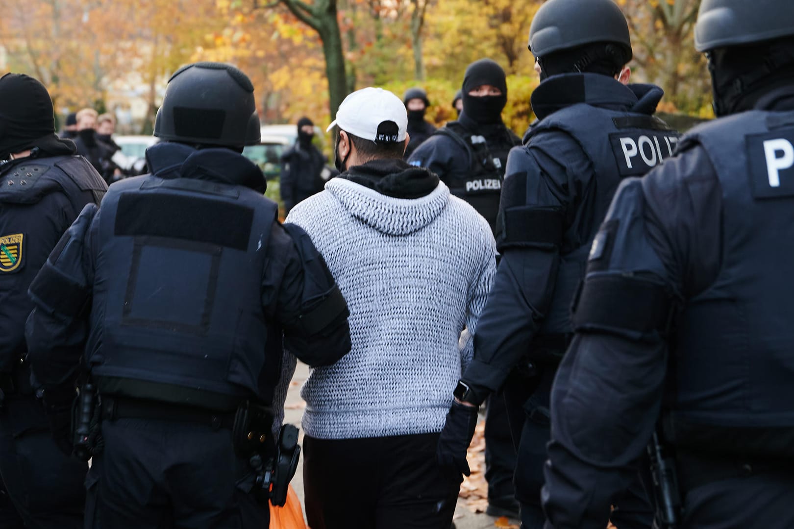 Polizeibeamte bringen bei einem Einsatz in der Gitschiner Straße eine Person zur Identitätsprüfung: Die Polizei hat im Zusammenhang mit dem Einbruch im Grünen Gewölbe mehrere Verdächtige festgenommen.