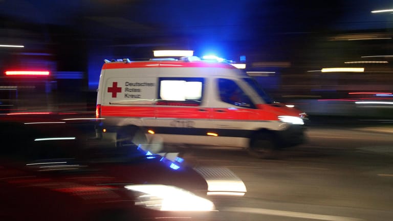 Rettungswagen im Einsatz (Symbolbild): In Köln hat es einen schweren Unfall gegeben.