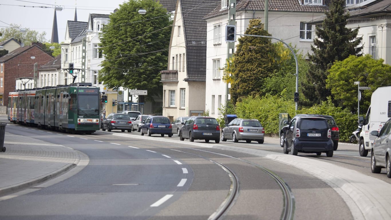 Eine Straßenbahn fährt auf der Detmolder Straße in Bielefeld (Symbolbild): Wegen einer unachtsamen Radfahrerin wurden zwei Fahrgäste bei einer Vollbremsung verletzt.