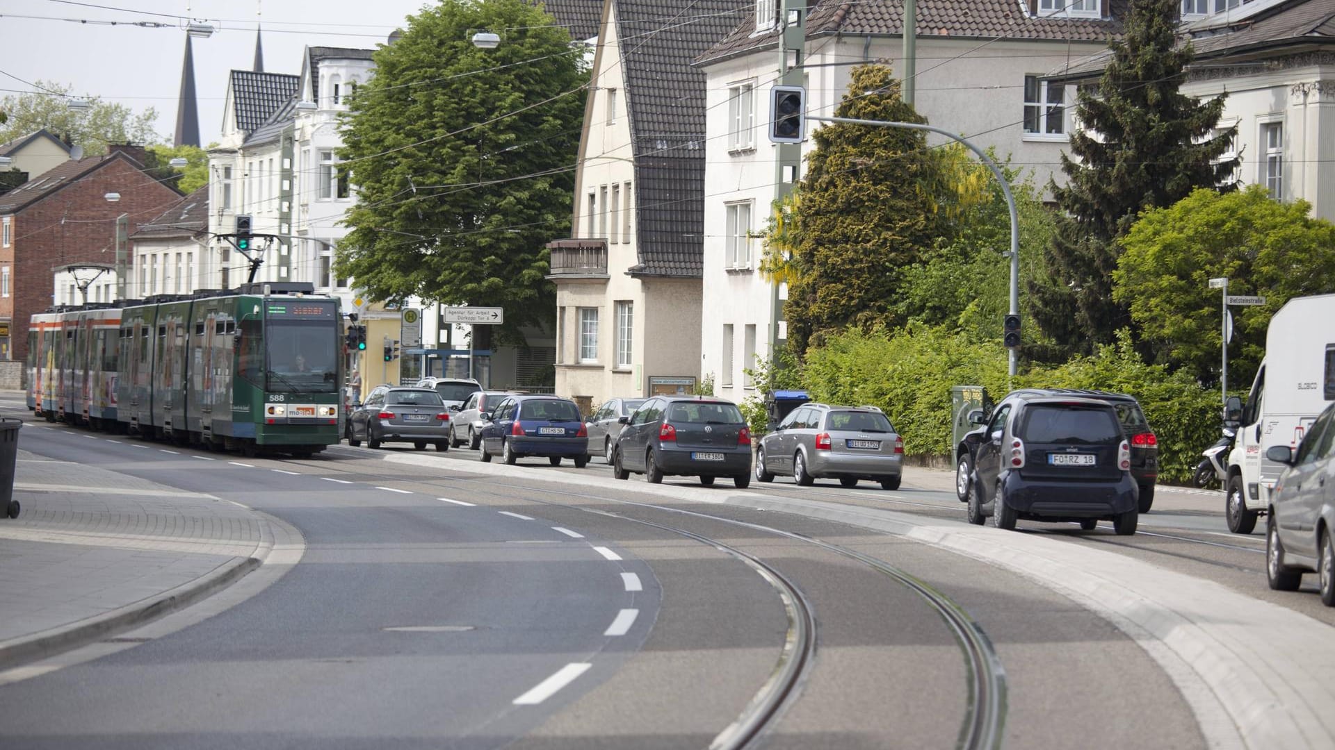Eine Straßenbahn fährt auf der Detmolder Straße in Bielefeld (Symbolbild): Wegen einer unachtsamen Radfahrerin wurden zwei Fahrgäste bei einer Vollbremsung verletzt. Eine Straßenbahn fährt auf der Detmolder Straße in Bielefeld (Symbolbild): Wegen einer unachtsamen Radfahrerin wurden zwei Fahrgäste bei einer Vollbremsung verletzt.