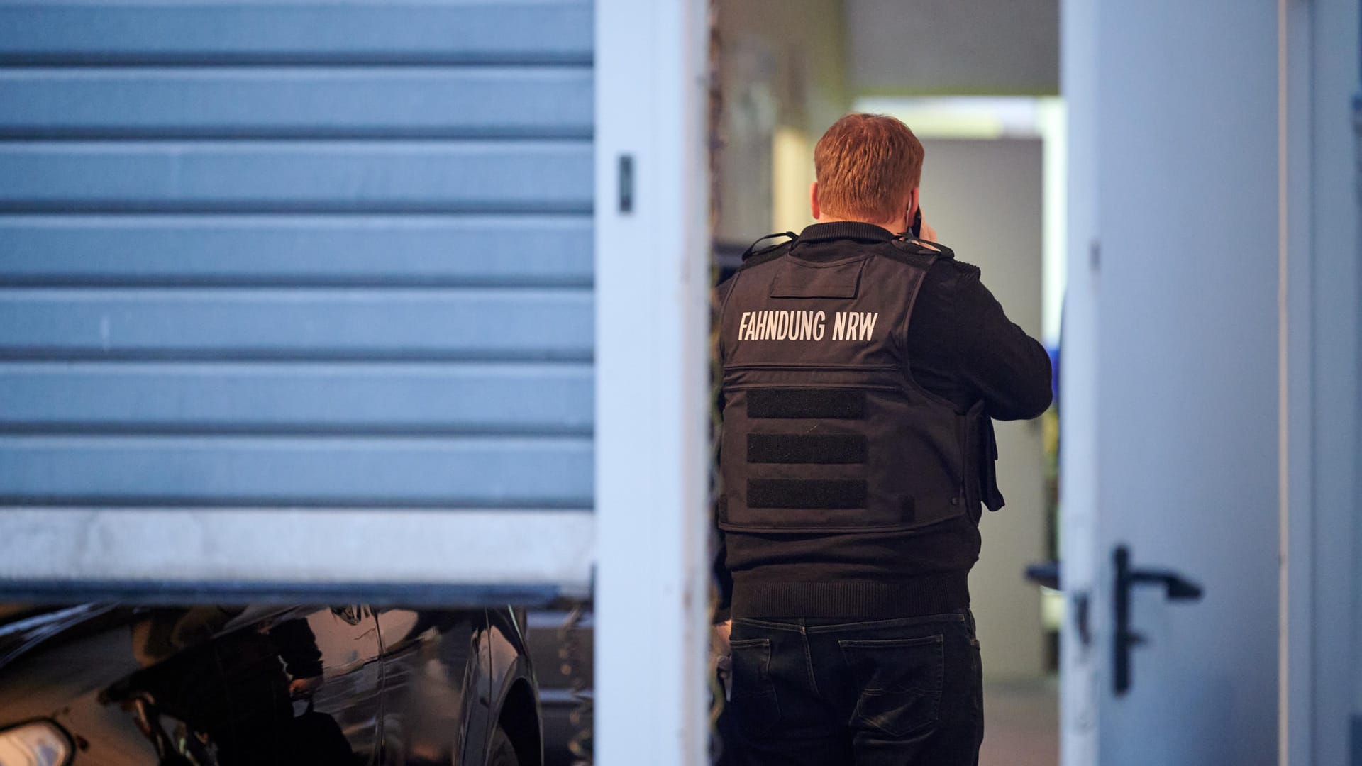 Ein Ermittler in einem Gebäude: Ein Grundstück in der Oskar-Jäger-Straße wurde bei einer Razzia durchsucht. Ein Ermittler in einem Gebäude: Ein Grundstück in der Oskar-Jäger-Straße wurde bei einer Razzia durchsucht.