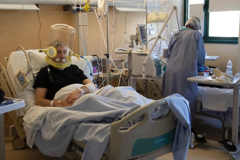 Krankenhaus in Rom: Ein Patient erhält Sauerstoff, das Land wurde von der zweiten Welle des Coronavirus schwer getroffen.