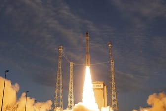 Vega-Trägerrakete auf dem europäischen Weltraumbahnhof Kourou: Acht Minuten nach dem Start kam sie vom Kurs ab.