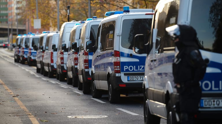 Polizeifahrzeuge stehen bei einem Einsatz vor Häusern in der Gitschiner Straße: Wegen des Großeinsatzes kam es im Berliner Stadtgebiet auch zu Verkehrseinschränkungen.