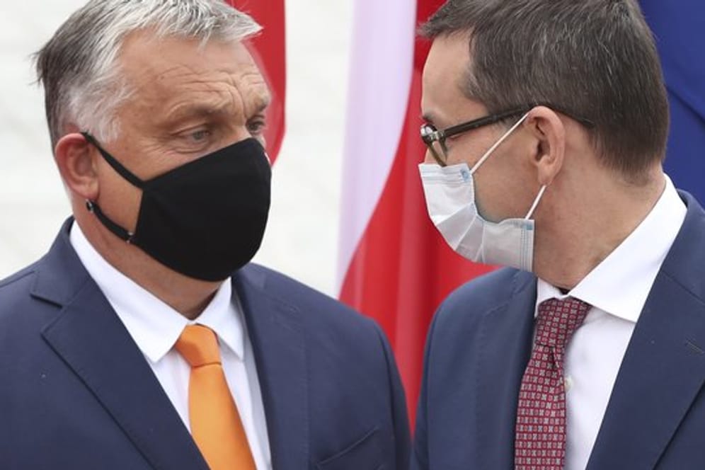 Mateusz Morawiecki (r), Premierminister von Polen, begrüßt Viktor Orban, Premierminister von Ungarn, zum Treffen der Premierminister der Visegrad-Staaten.