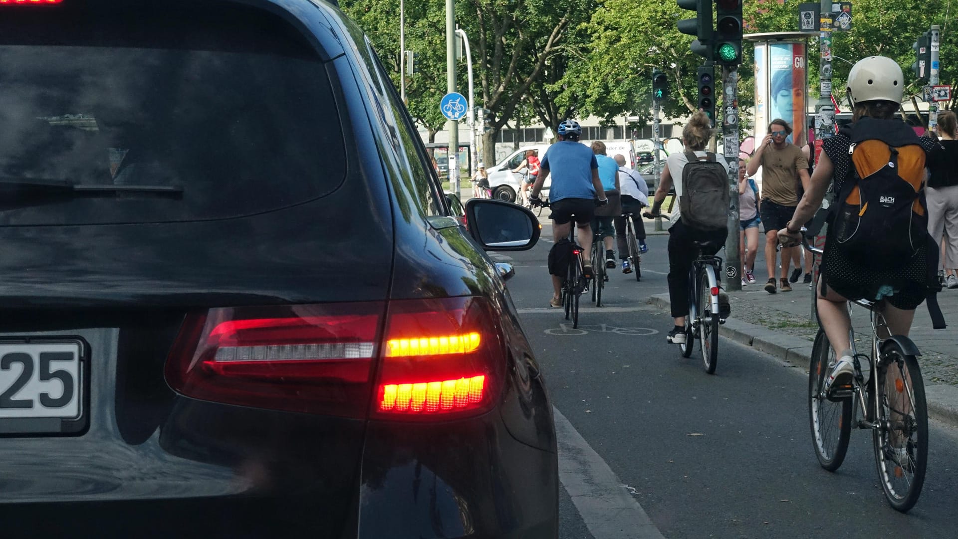 Blinken: Wollen Autofahrer abbiegen, müssen sie stets den Blinker nutzen.