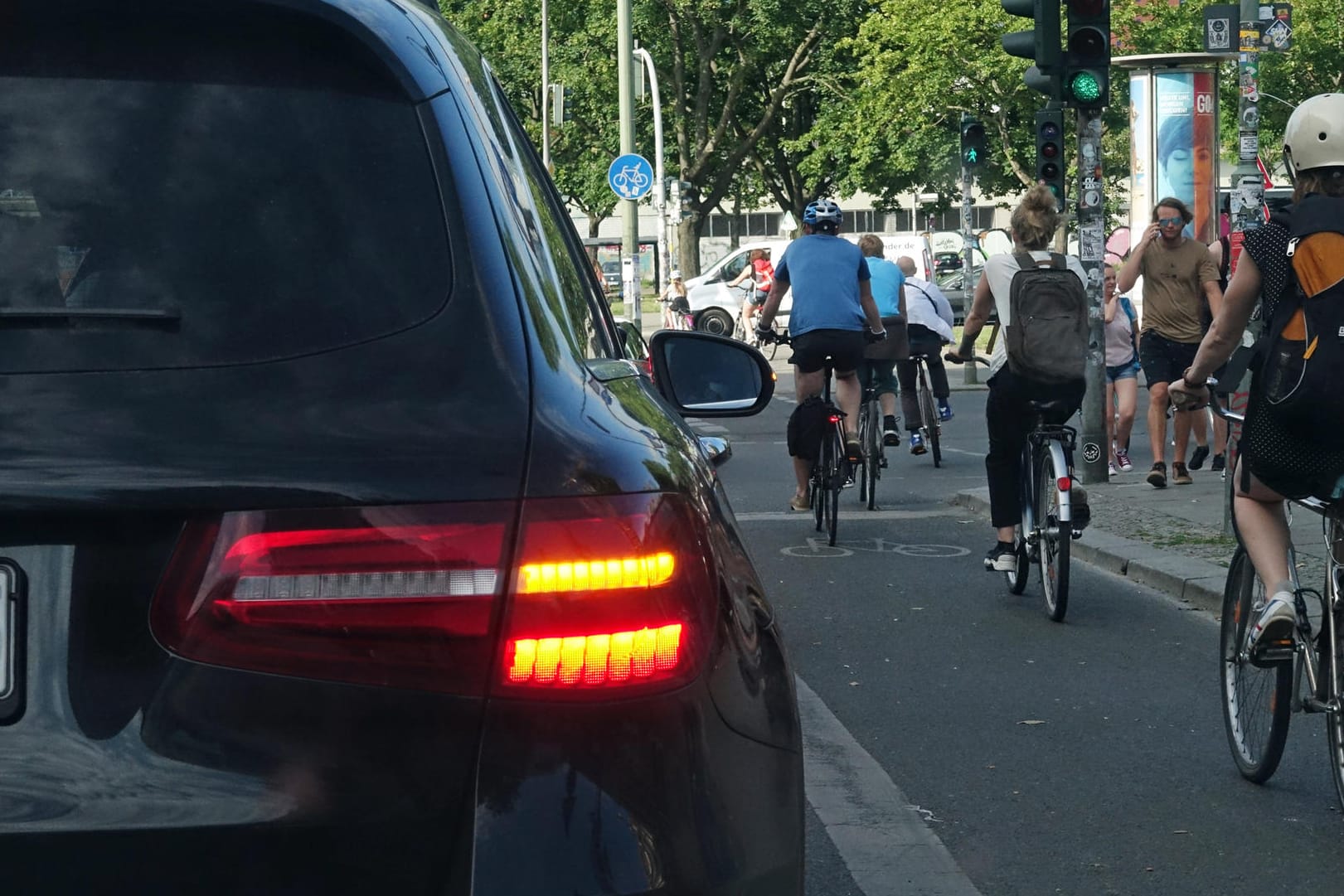 Blinken: Wollen Autofahrer abbiegen, müssen sie stets den Blinker nutzen.