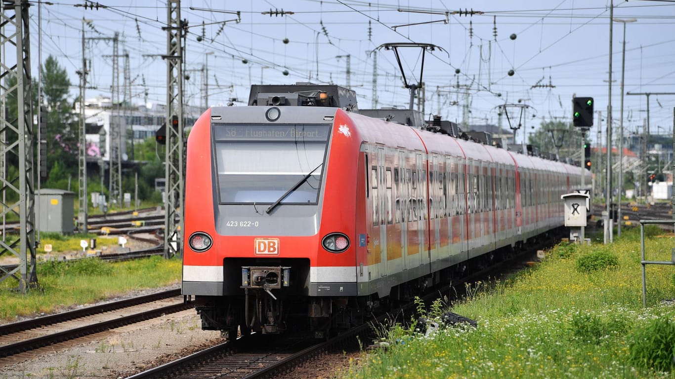 Eine S-Bahn in München (Symbolbild): Eine Frau mit Tretroller hat den Zugverkehr in München zum Teil lahmgelegt.