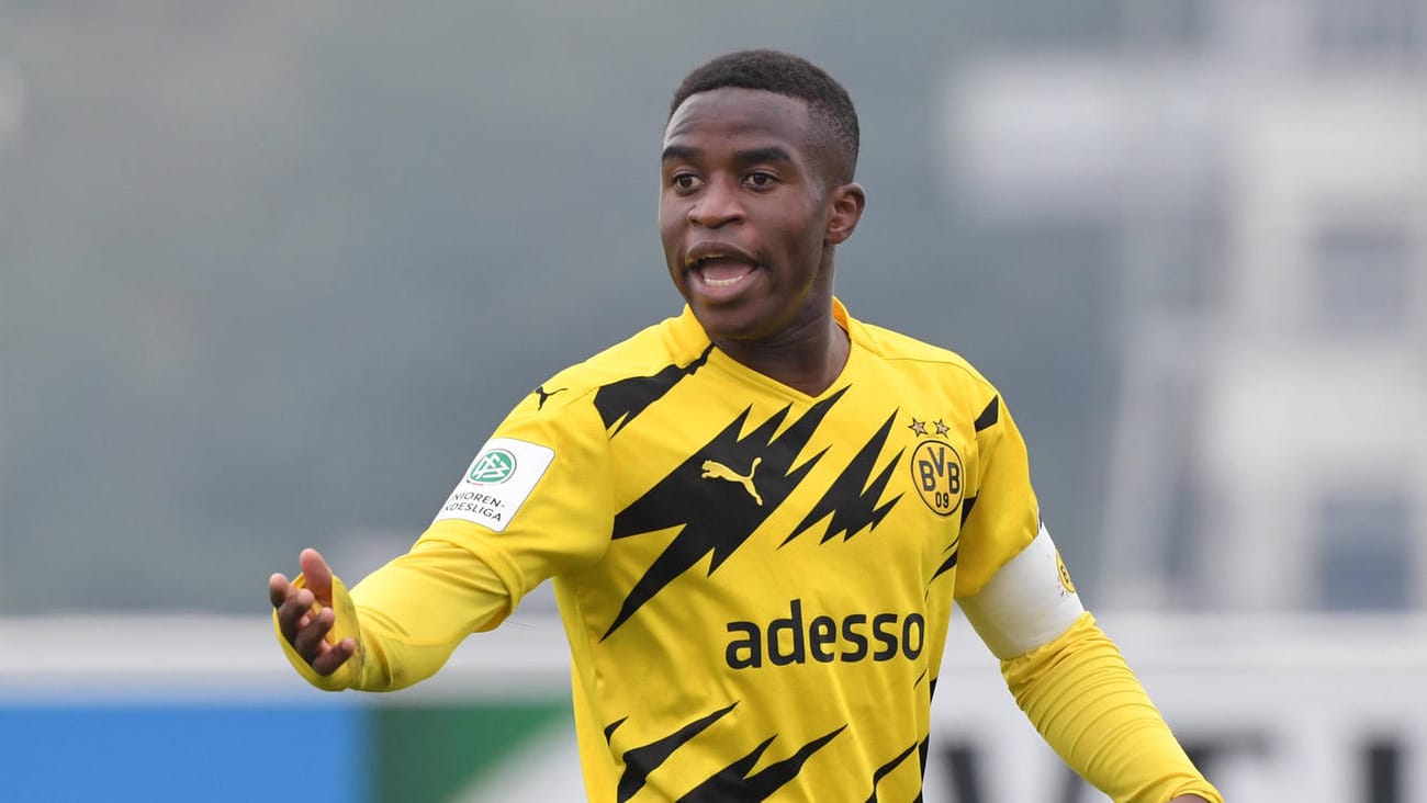 Youssoufa Moukoko: Der Wunderstürmer darf erst nach seinem 16. Geburtstag für den BVB in der Bundesliga auflaufen. Youssoufa Moukoko: Der Wunderstürmer darf erst nach seinem 16. Geburtstag für den BVB in der Bundesliga auflaufen.
