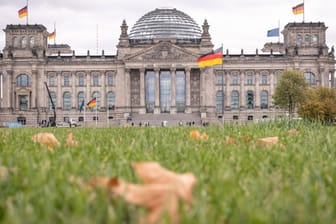 Die Wiese vor dem Reichstagsgebäude ist leer (Symbolbild): Das Innenministerium hat die für Mittwoch angekündigten Kundgebungen gegen die Corona-Maßnahmen vor dem Bundestag verboten.