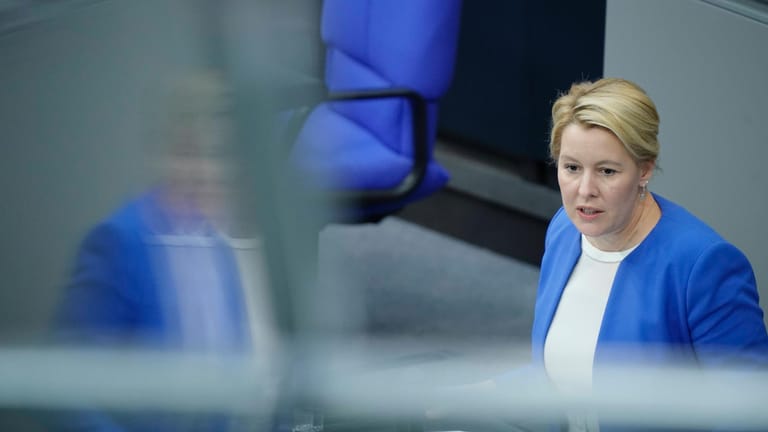 Bundesfamilienministerin Franziska Giffey im Bundestag: Die Doktorarbeit der SPD-Politikerin wird erneut geprüft.