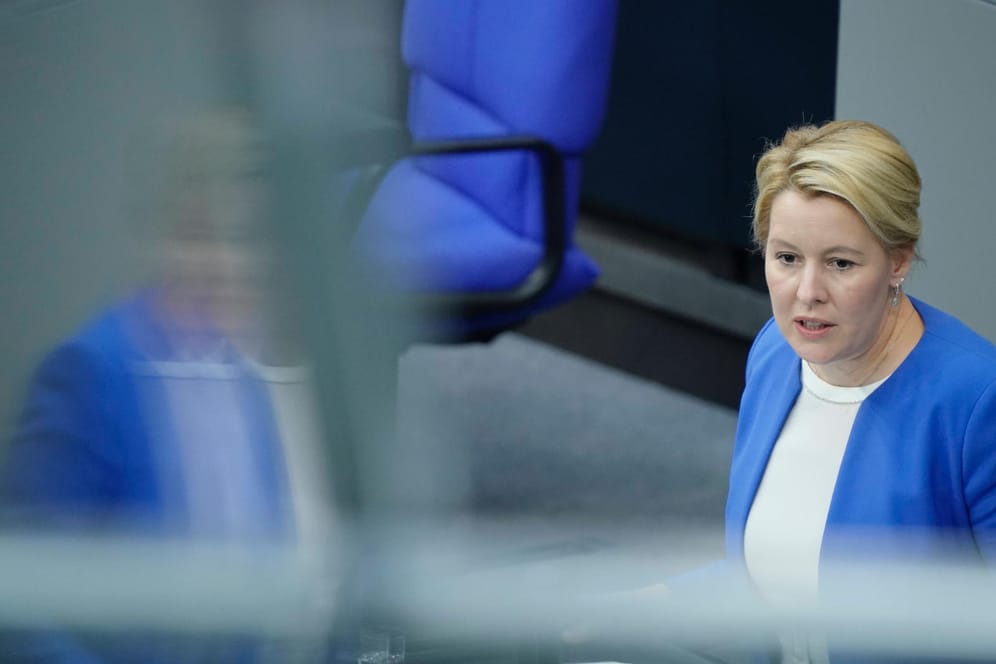Bundesfamilienministerin Franziska Giffey im Bundestag: Die Doktorarbeit der SPD-Politikerin wird erneut geprüft.