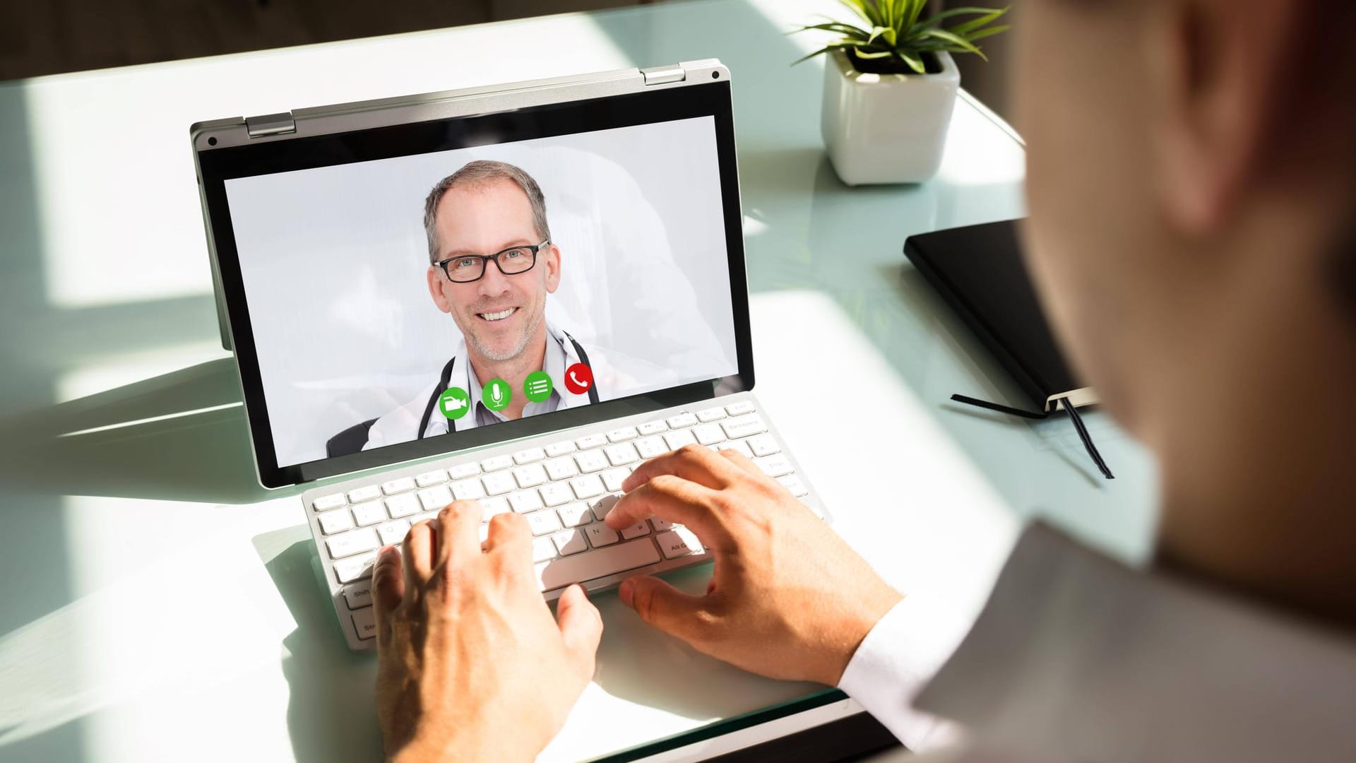 Videosprechstunde: Im Sommer war zunächst eingeführt worden, dass eine Krankschreibung für maximal sieben Tage auch per Videosprechstunde möglich ist.