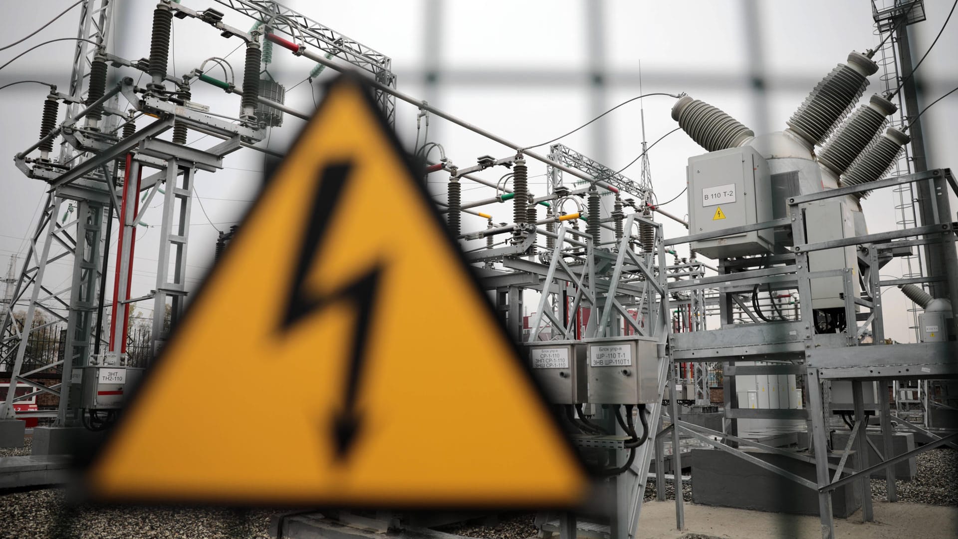 Ein Schild warnt vor Hochspannung am Zaun vor einem Umspannwerk (Symbolbild): In Frankfurt hat es in einem Umspannwerk gebrannt. In mehreren Stadtteilen fiel der Strom aus. Ein Schild warnt vor Hochspannung am Zaun vor einem Umspannwerk (Symbolbild): In Frankfurt hat es in einem Umspannwerk gebrannt. In mehreren Stadtteilen fiel der Strom aus.