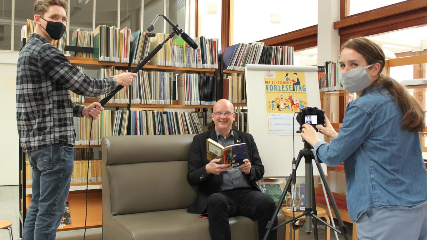 Bürgermeister Ingolf Viereck in der Wolfsburger Stadtbibliothek: Am bundesweiten Vorlesetag wird er eine Online-Lesung abhalten.