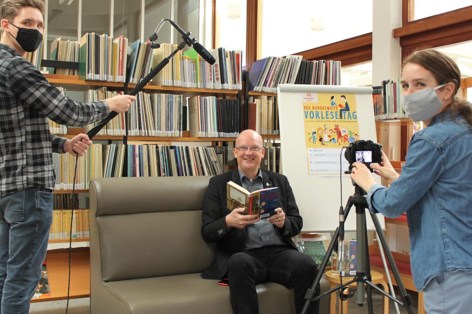 Bürgermeister Ingolf Viereck in der Wolfsburger Stadtbibliothek: Am bundesweiten Vorlesetag wird er eine Online-Lesung abhalten.