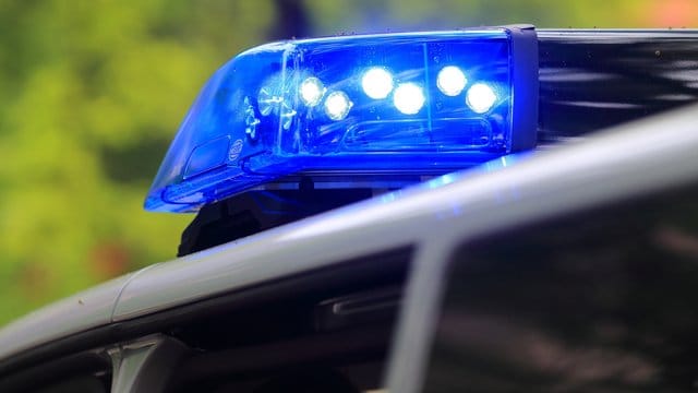 Ein Fahrzeug der Polizei ist im Einsatz (Symbolbild): In Düsseldorf wurde ein Schaustellergelände geräumt. Ein Fahrzeug der Polizei ist im Einsatz (Symbolbild): In Düsseldorf wurde ein Schaustellergelände geräumt.