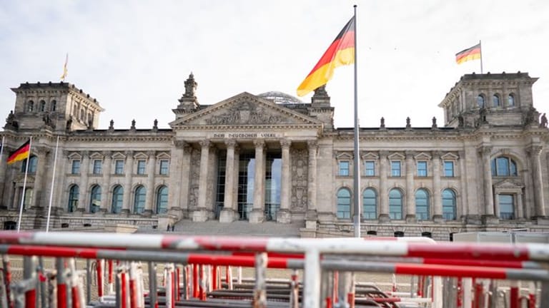 Absperrgitter stehen am Morgen vor dem Reichstagsgebäude.