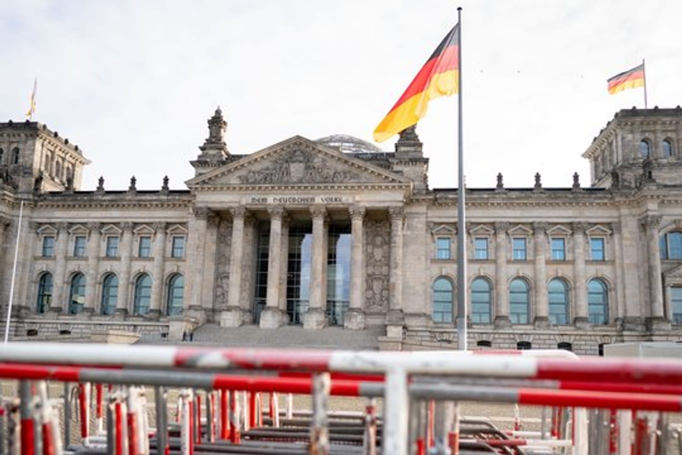 Absperrgitter stehen am Morgen vor dem Reichstagsgebäude.