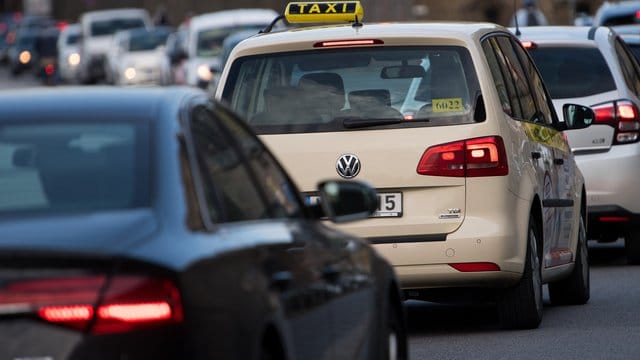 Wenn man die Spur wechselt, vom Straßenrand anfährt, einem Hindernis ausweicht oder beim Überholvorgang aus- und wieder einschert - auch dann muss geblinkt werden.